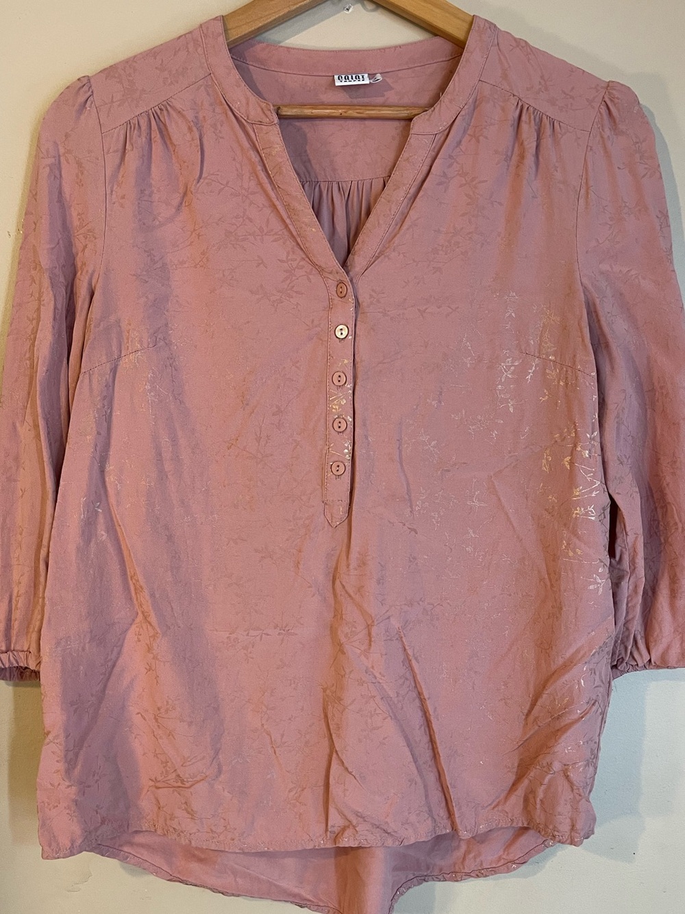 Saint Tropez Dusty Pink & Gold Foil Metallic Floral Henley Blouse High Low S